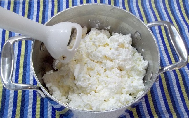 Взбить творог блендером