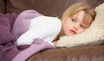Девочка лежит на подушке