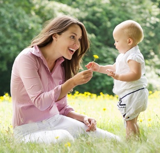 На природе мама и маленький ребенок