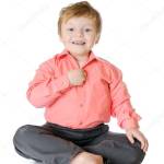 Мальчик в красной рубашке и брюках