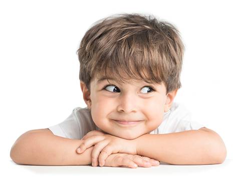 Мальчик смотрит влево