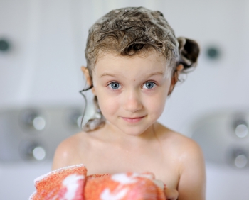 Девочка купается в ванной