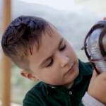 Мальчишка осматривает фонарь