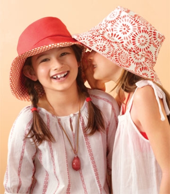 Две девочки подружки