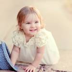Маленькая девочка в красивом светлом платье