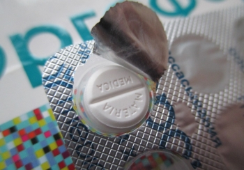 Таблетка белого цвета