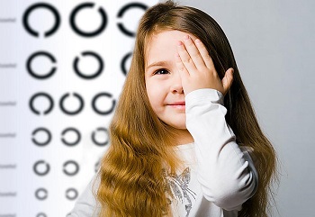 Девочке проверяют остроту зрения