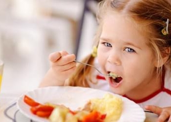 Девочка обедает