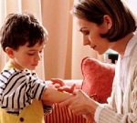 Мальчику обрабатывают рану