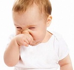 Маленький ребенок чихнул
