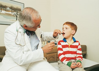 Доктор осматривает ребенка