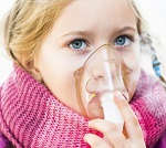 Девочка делает ингаляции