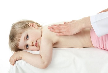 Девочка на массаже