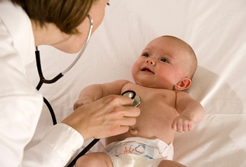 Доктор слушает ребенка