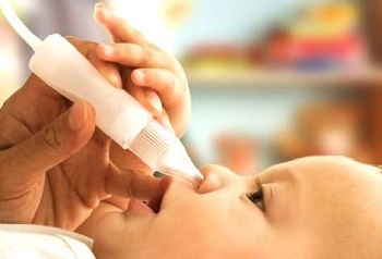 Малышу проводят процедуры