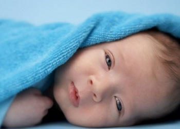 Маленький ребенок закрыл глаза