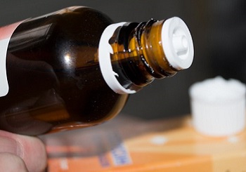 Пузырек из стекла темного цвета