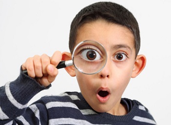 Мальчик с увеличивающей лупой
