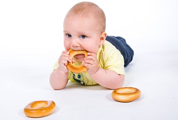 Маленький ребенок с бубликами