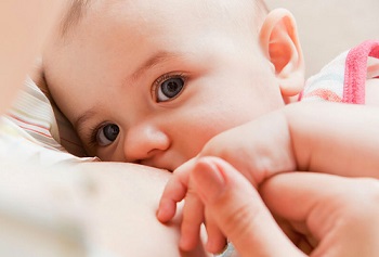 Ребенок на груди у матери