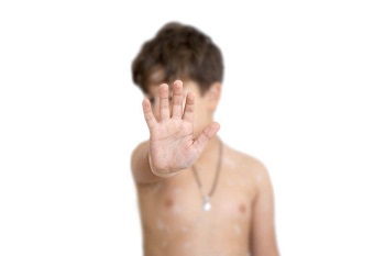 Мальчик с поднятой рукой