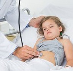 Девочку осматривает врач