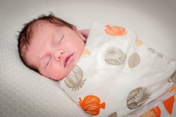 Маленький ребенок крепко спит