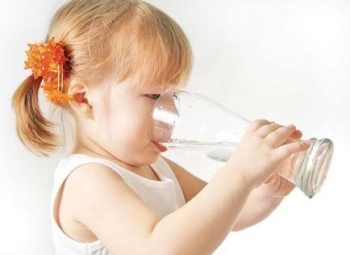 Девочка пьет воду из стакана