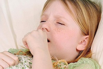 Девочка сильно кашляет