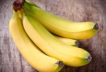 На столе лежат бананы