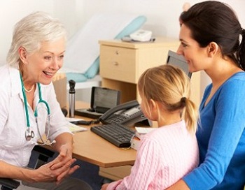 Доктор ведет прием пациентов