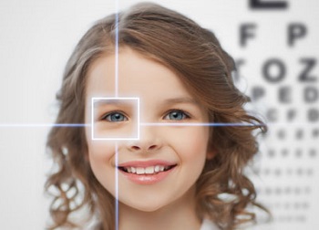 Красивая девочка со светлыми волосами