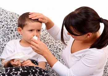 Мальчку капают капли в нос