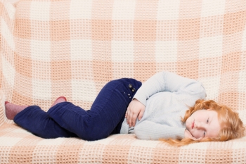 У девочки заболел живот