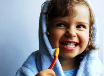 Малыш чистит зубы