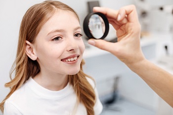 Девочка на приеме у окулиста