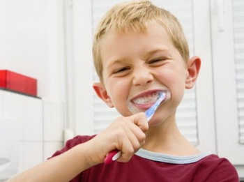 Мальчик тщательно чистит зубы