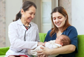 Мама с грудничком у врача