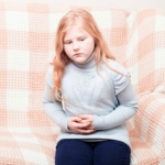 Болит живот у девочки