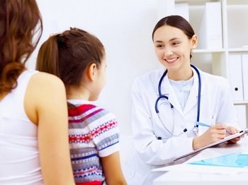 Мама с дочерью на приеме у доктора