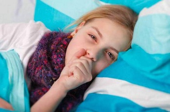 Девочка заболела и лежит в постели