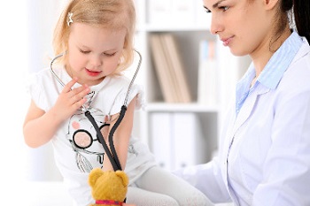 Девочка и детский доктор