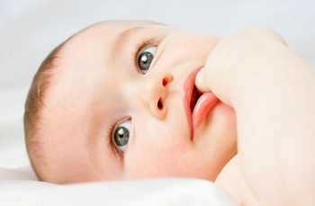 Малыш с зелеными глазами