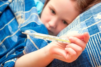 У девочки в руках градусник