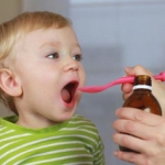 Мальчик принимает лекарство