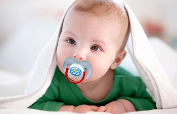 Ребенок с пустышкой во рту