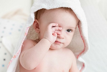 Маленький ребенок в полотенце