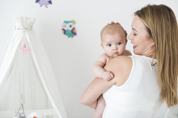 Малыш на руках у матери