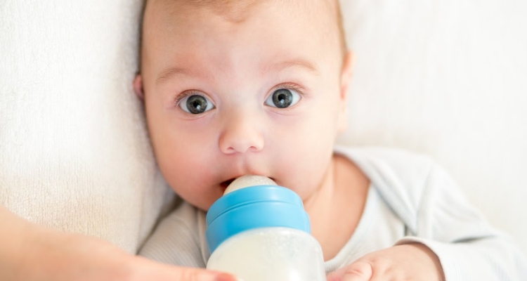 Сколько должен съедать новорожденный за одно кормление: определение объема молока различными методиками