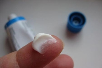 На пальце мазь